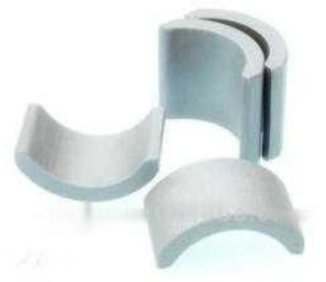 Высококоэрцитивный ферритовый постоянный магнит с высокой термостойкостью