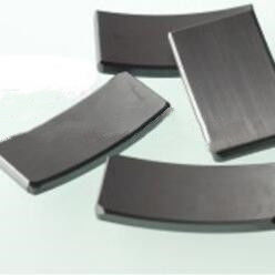 Высокоэнергетический постоянный ферритный магнит с высокой принудительностью